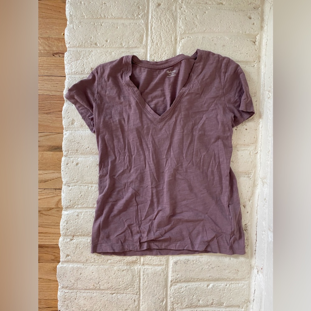 Madewell women’s v-neck tshirt, mauve color, size xs.